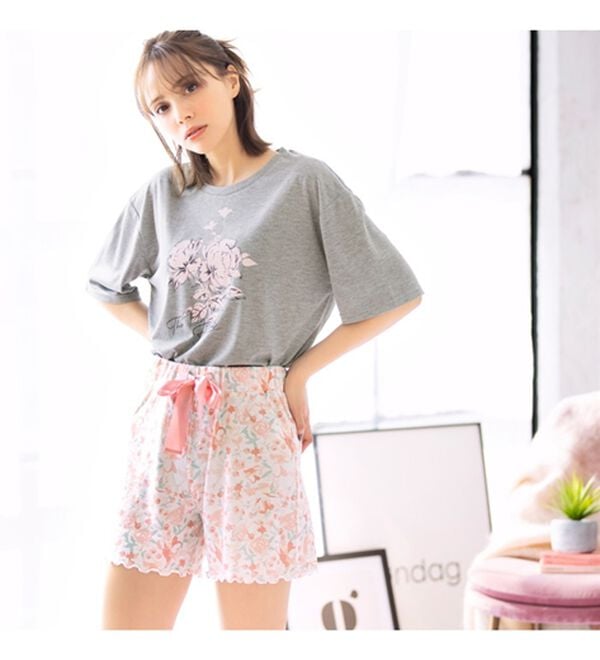 YU'NOW（ユナウ）の「【上下２点セット】レーヨンブレンド　フラワーＴシャツ＆ショートパンツセット（パジャマ・ルームウェア）」｜詳細画像