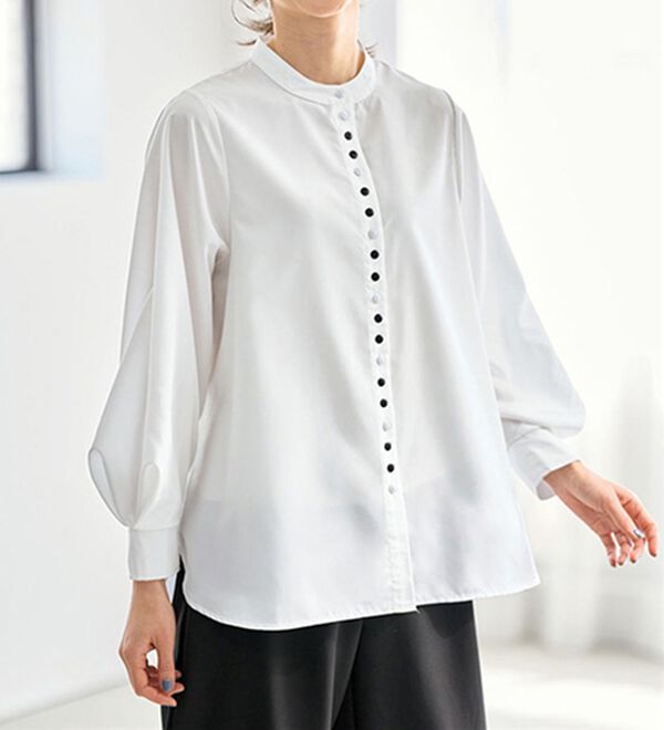 BELLUNA（ベルーナ）の「大人のシンプル服多ボタン袖ボリュームブラウス（ブラウス）」｜オフ白