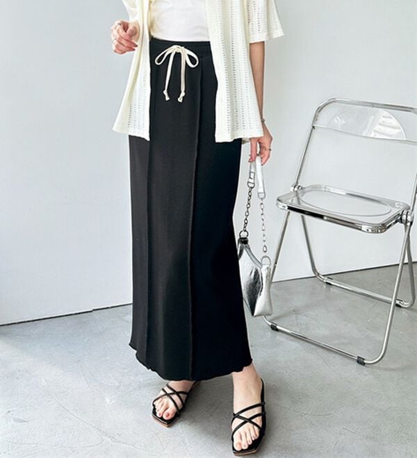 GeeRA（ジーラ）の「すっきり見え！フロントラインスウェットナロースカート（ロングスカート）」｜ブラック