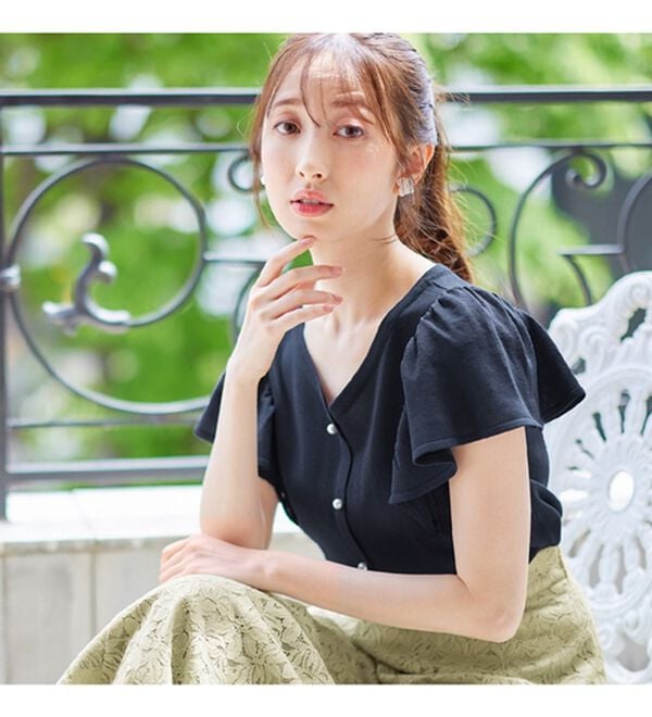 alotta（アロッタ）の「パール調ボタンフリル袖サマーニット【美人百花掲載】（ニット・セーター）」｜詳細画像