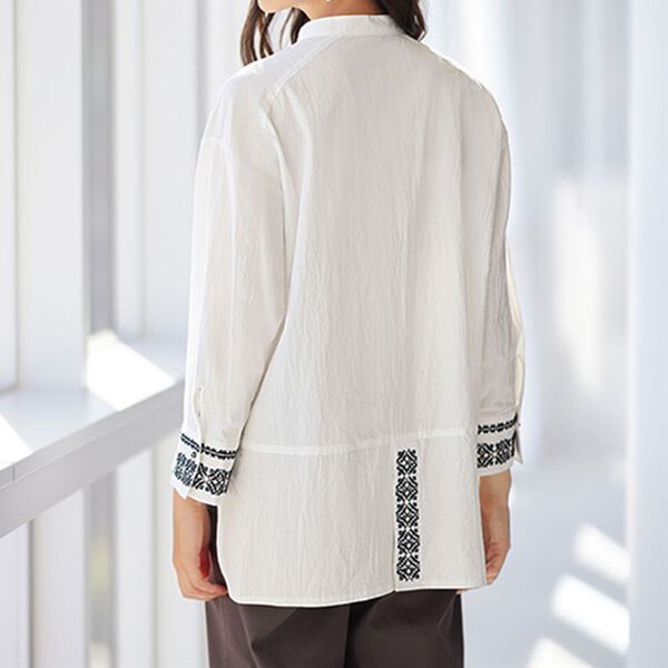 BELLUNA（ベルーナ）の「センターを飾る幾何柄刺しゅうブラウス（ブラウス）」｜詳細画像