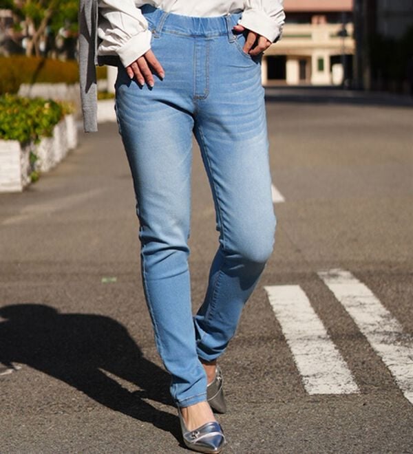 A HAPPY MARILYN（アハッピーマリリン）の「【Ｍ～８Ｌ】夏でもひんやり。足元に魔法をかけて。接触冷感 UV 魔法の美ライン ストレッチ スキニー デニムパンツ（スリム・スキニーパンツ）」｜ブリーチ／加工有り