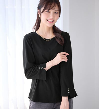 alotta（アロッタ）の「【８分袖新登場！】柔らか綿混素材パール調ボタンＴシャツ（カットソー）」