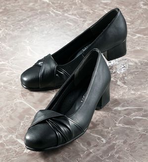 BELLUNA（ベルーナ）の「４Ｅ牛革リボンデザインヒールパンプス（パンプス）」｜ブラック