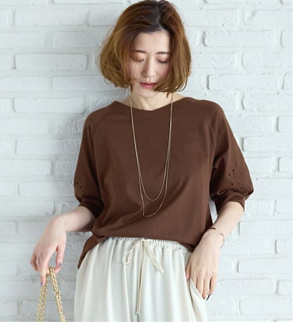 BELLUNA（ベルーナ）の「袖刺しゅうデザインＶネックプルオーバー（カットソー）」｜詳細画像