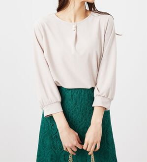 BELLUNA（ベルーナ）の「カットジョーゼットパールボタン付ブラウス（ブラウス）」｜グレージュ
