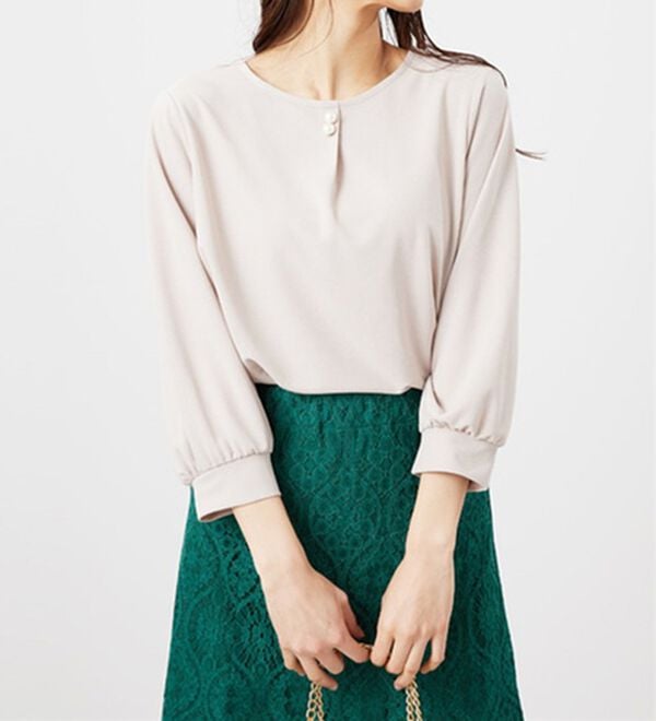 BELLUNA（ベルーナ）の「カットジョーゼットパールボタン付ブラウス（ブラウス）」｜グレージュ