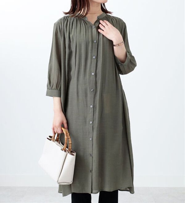 BELLUNA（ベルーナ）の「スラブ素材ギャザーデザインワンピース（チュニック）」｜カーキ