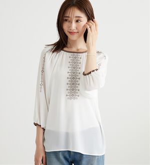 BELLUNA（ベルーナ）の「シフォン素材刺しゅうデザインブラウス（ブラウス）」｜オフ白