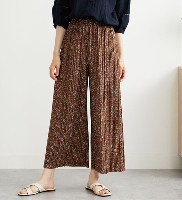 BELLUNA（ベルーナ）の「なめらか素材ゆったりプリーツパンツ（ワイドパンツ・ガウチョ）」｜オレンジ系花柄