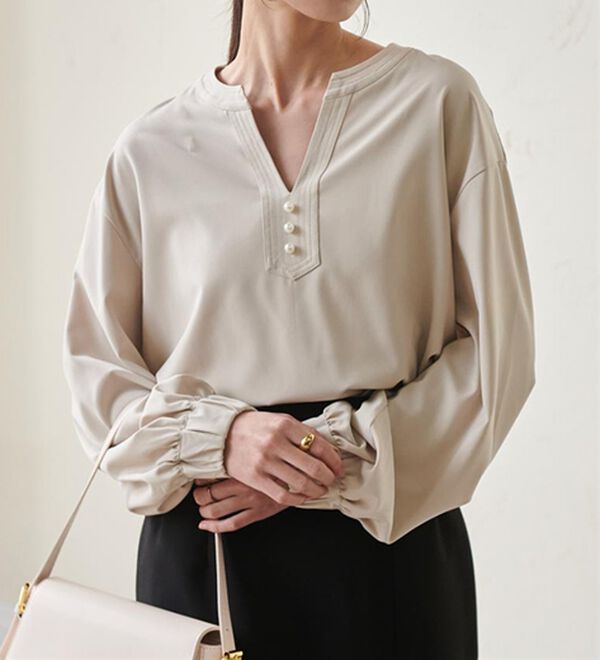 RANAN（ラナン）の「3つの機能付！パール調ボタン付スキッパーブラウス（ブラウス）」｜グレージュ