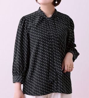 BELLUNA（ベルーナ）の「ボウタイデザインプリントブラウス（ブラウス）」｜ネイビー系小紋柄