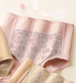 LAVIENNE（ラヴィエンヌ）の「はきやすい色だけの綿９５％華やかショーツ（ショーツ）」｜ピンクベージュ(レース無地)