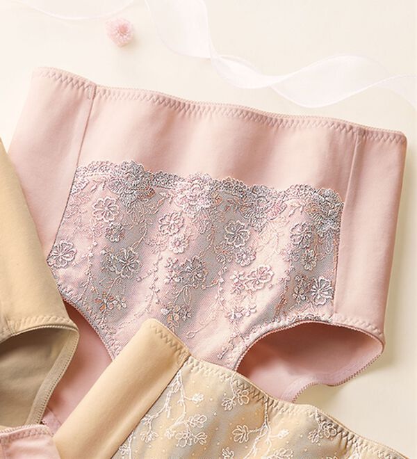 LAVIENNE（ラヴィエンヌ）の「はきやすい色だけの綿９５％華やかショーツ（ショーツ）」｜ピンクベージュ(レース無地)