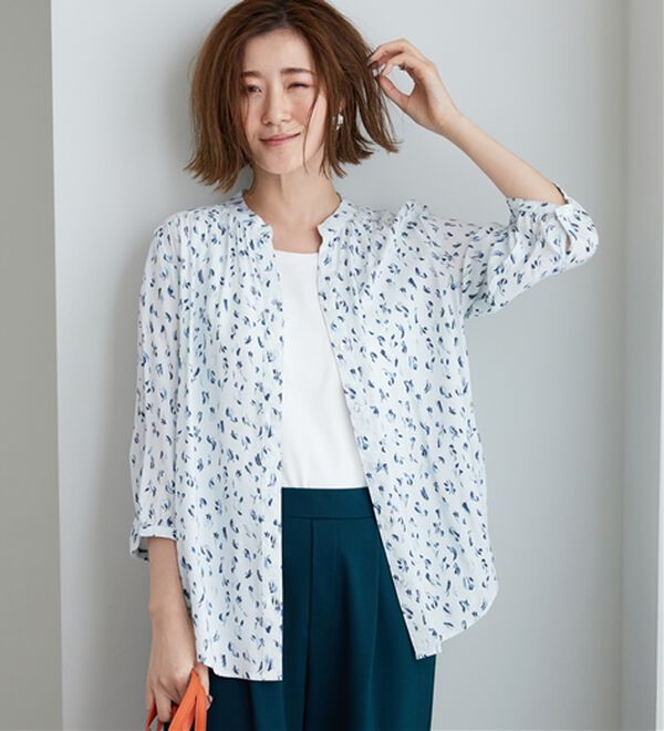 BELLUNA（ベルーナ）の「レーヨン素材ギャザー使いプリントブラウス（ブラウス）」｜詳細画像