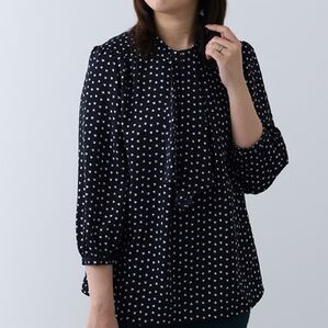 BELLUNA（ベルーナ）の「ツイル素材ボウタイデザインブラウス（ブラウス）」｜ネイビー小紋柄