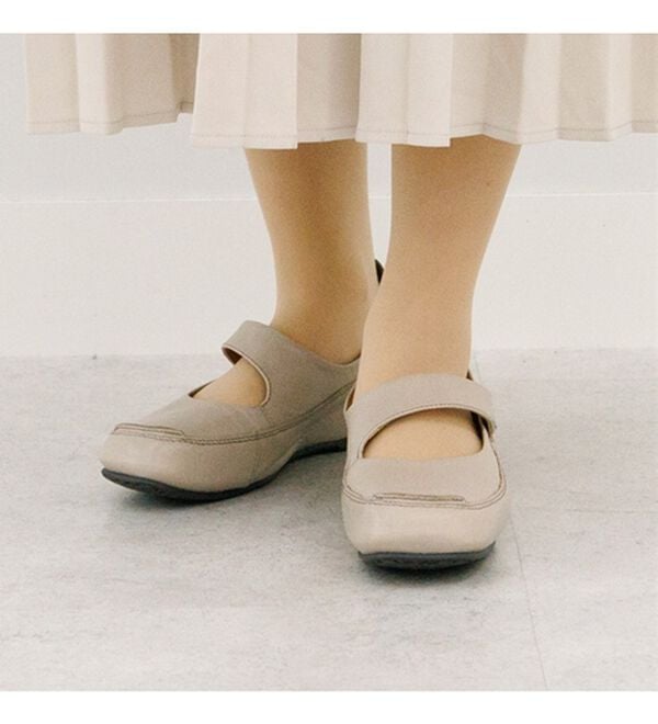 BELLUNA（ベルーナ）の「牛革ベルトスリッポンシューズ（パンプス）」｜詳細画像