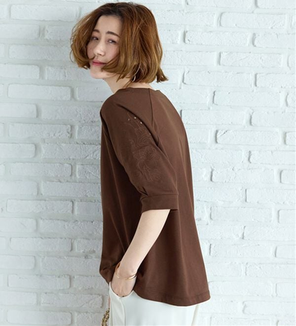 BELLUNA（ベルーナ）の「袖刺しゅうデザインＶネックプルオーバー（カットソー）」｜詳細画像