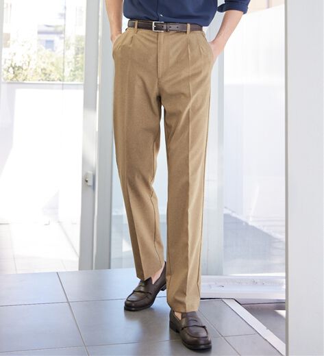 ベージュのスラックス