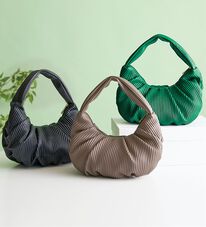 BELLUNA（ベルーナ）の「ハーフムーンプリーツ手提げ（その他バッグ）」