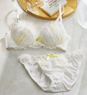 YU'NOW（ユナウ）の「ぷるるん谷間のノンワイヤーブラ＆ショーツ（ブラジャー＆ショーツセット）」｜オフホワイト