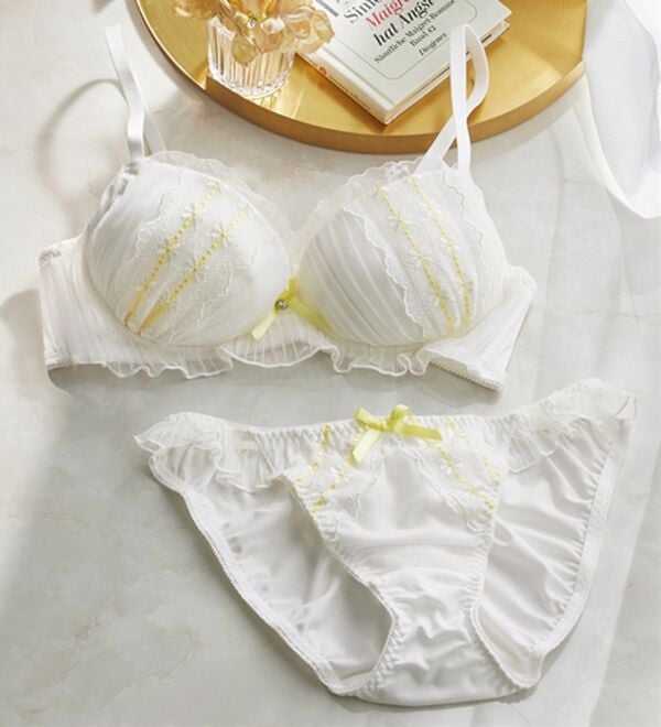 YU'NOW（ユナウ）の「ぷるるん谷間のノンワイヤーブラ＆ショーツ（ブラジャー＆ショーツセット）」｜オフホワイト