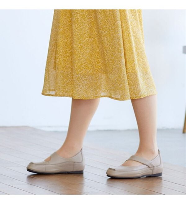 BELLUNA（ベルーナ）の「牛革ベルトスリッポンシューズ（パンプス）」｜詳細画像