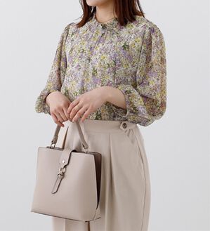 BELLUNA（ベルーナ）の「シフォンプリントシャーリング使いブラウス（ブラウス）」｜パープル花柄