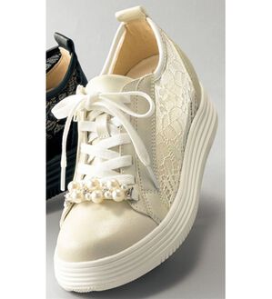 BELLUNA（ベルーナ）の「パール調飾りレーススニーカー（スニーカー）」｜ホワイト