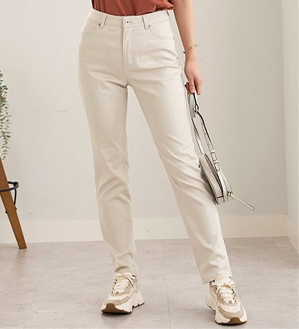 BELLUNA（ベルーナ）の「サラリ速乾！綿サテンストレッチカラーパンツ（フルレングスパンツ）」｜詳細画像