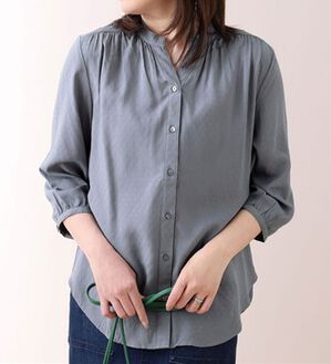 BELLUNA（ベルーナ）の「ひんやり涼感レーヨンドビー素材ブラウス（ブラウス）」｜ブルーグレー