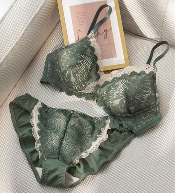 YU'NOW（ユナウ）の「ぷるるん谷間のノンワイヤーブラ＆ショーツ（ブラジャー＆ショーツセット）」｜カーキ