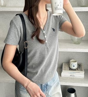 GeeRA（ジーラ）の「【ＵＳ．ＰＯＬＯ．ＡＳＳＮ】接触冷感Vネックヘンリーリブカットソー（カットソー）」｜モクグレー