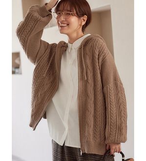 Viola e Viola（ヴィオラ エ ヴィオラ）の「ゆるっとあったかケーブルニットパーカー（パーカー）」｜モカブラウン