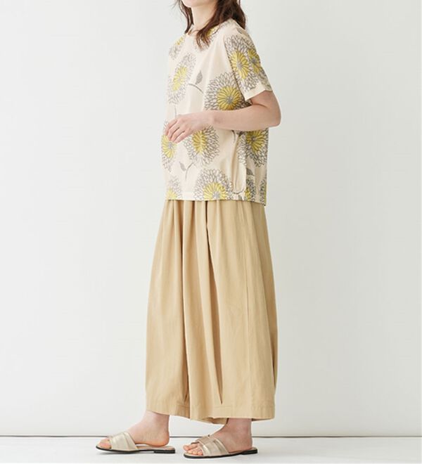 Viola e Viola（ヴィオラ エ ヴィオラ）の「綿１００％大きな花柄の裾ギャザーブラウス（ブラウス）」｜詳細画像