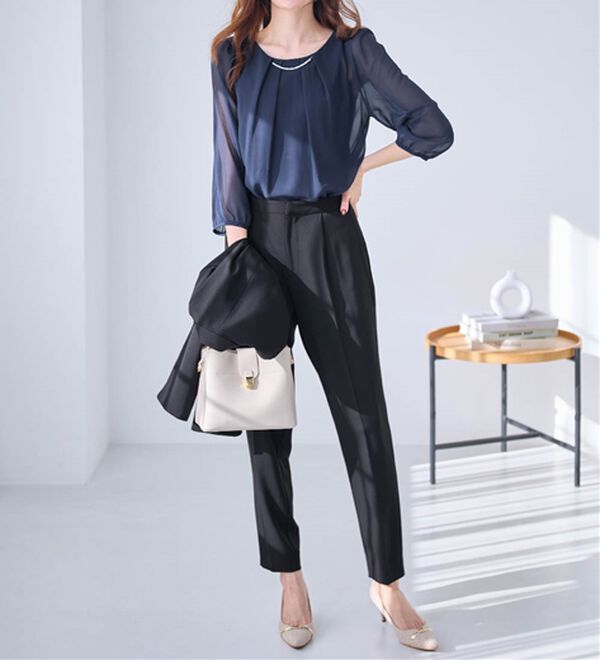 alotta（アロッタ）の「【５つの機能付】ひんやり！アクセ付シフォンタックブラウス（ブラウス）」｜詳細画像