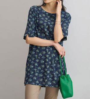 BELLUNA（ベルーナ）の「レーヨンプリント肩ボタン使いチュニック（チュニック）」｜ネイビー系