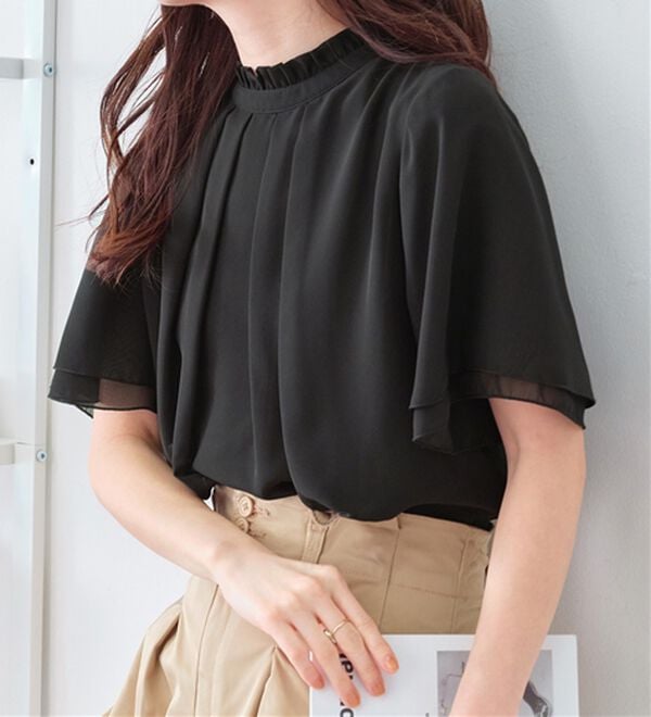 Viola e Viola（ヴィオラ エ ヴィオラ）の「フリル衿シフォンタックブラウス【半袖】（ブラウス）」｜ブラック