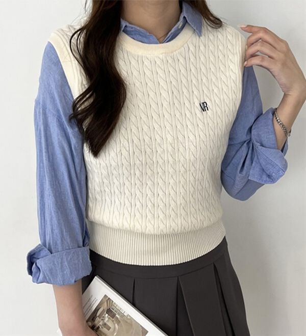 GeeRA（ジーラ）の「ケーブル編み刺しゅうノースリニット（ベスト）」｜詳細画像