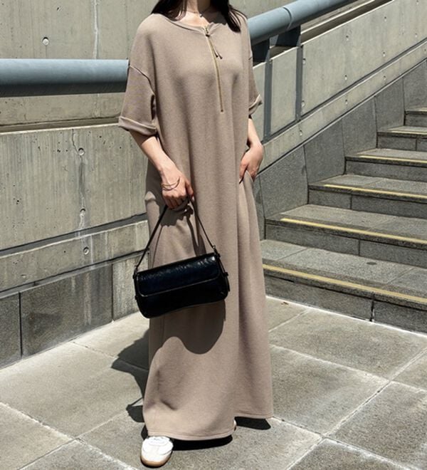 GeeRA（ジーラ）の「【ひんやり/着痩せ】ハーフジップ大人Ｔシャツワンピース（カットソーワンピース）」｜ベージュ