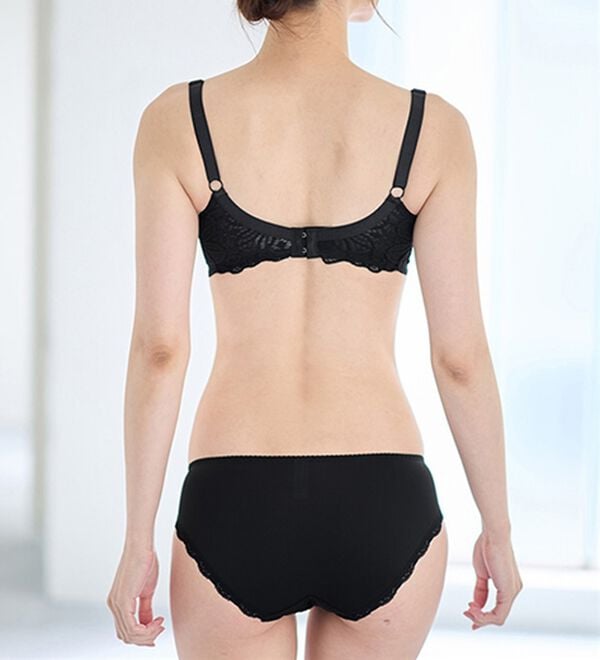 LAVIENNE（ラヴィエンヌ）の「レーシー脇高スッキリブラ＆ショーツ（ブラジャー＆ショーツセット）」｜詳細画像