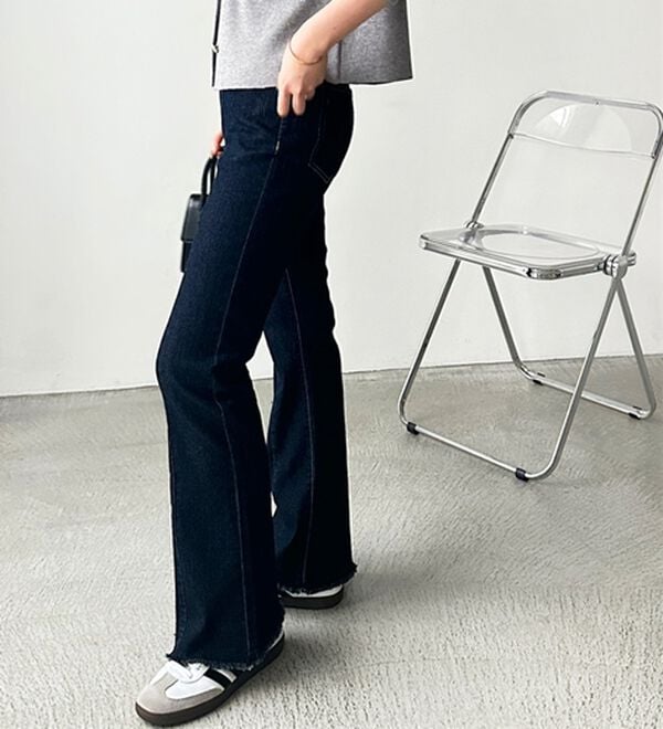 GeeRA（ジーラ）の「センターシームフレアデニムパンツ（フルレングスパンツ）」｜詳細画像