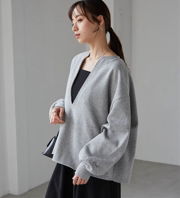 RANAN（ラナン）の「裏起毛Ｖネックロゴ刺しゅうスウェット（トレーナー・スウェット）」｜詳細画像