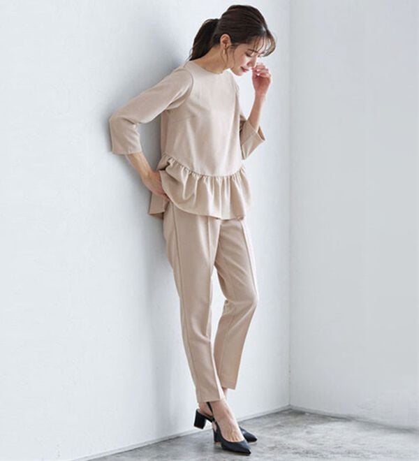 Pierrot（ピエロ）の「【選べる丈】大人のフリルセットアップ（セットアップ）」｜グレージュ