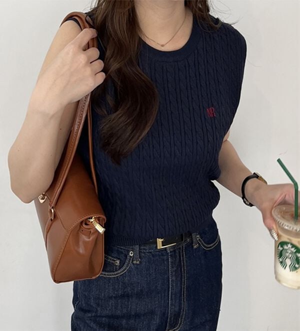 GeeRA（ジーラ）の「ケーブル編み刺しゅうノースリニット（ベスト）」｜詳細画像