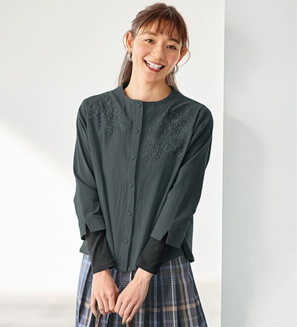 BELLUNA（ベルーナ）の「心躍る♪アシメ刺しゅうブラウス（ブラウス）」｜モスグリーン