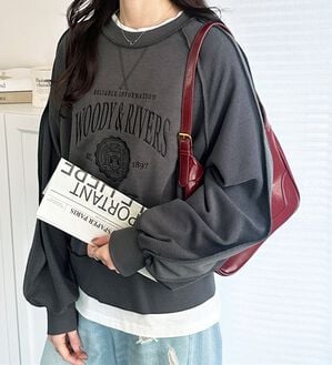 GeeRA（ジーラ）の「リメイク風刺しゅうロゴ裏毛スウェット（カットソー）」｜チャコール