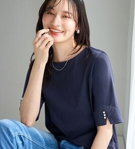 alotta（アロッタ）の「【８分袖新登場！】柔らか綿混素材パール調ボタンＴシャツ（カットソー）」