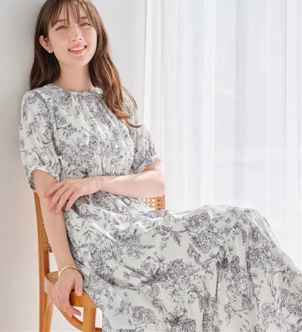 alotta（アロッタ）の「線画タッチ花柄ギャザー切替ワンピース（プリントワンピース）」｜詳細画像