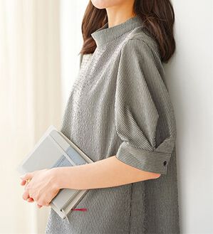 BELLUNA（ベルーナ）の「サッカー素材後ろボタンデザインブラウス（ブラウス）」｜ストライプ